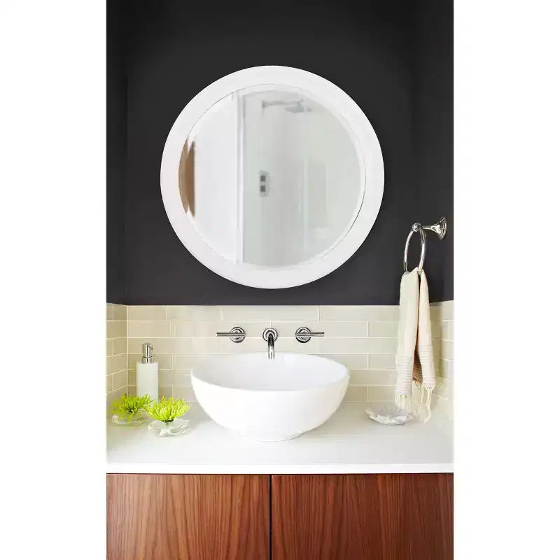 Specchio Howard Elliott 36" George rotondo con cornice smussata in legno bianco opaco