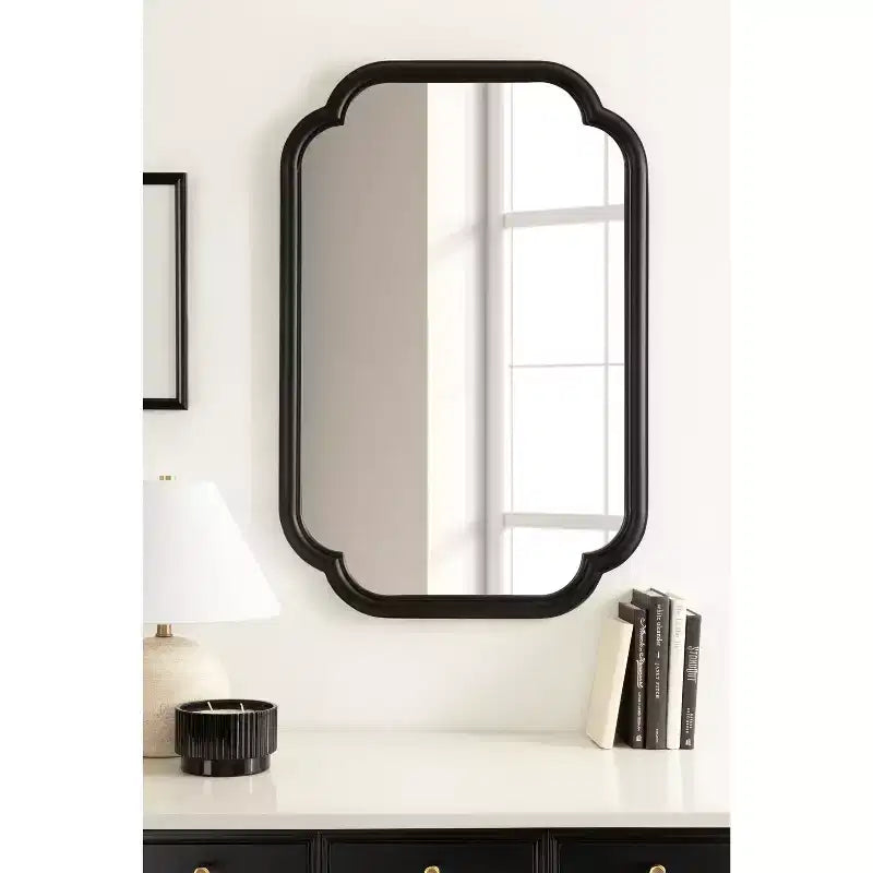 Kate & Laurel All Things Decor Specchio da parete Glenby Scallop 24"X36" Nero