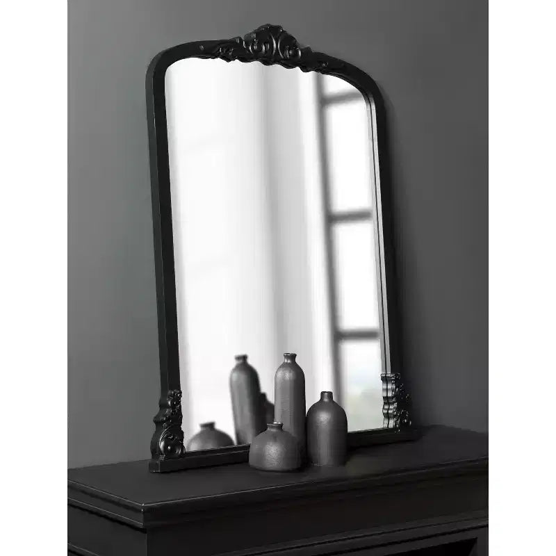 Specchio ad arco Barberry di Kate & Laurel All Things Decor, 71x89 cm, in MDF nero