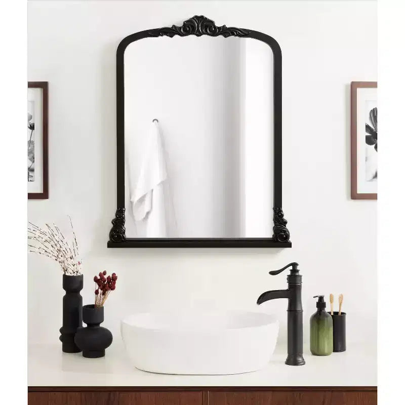 Specchio ad arco Barberry di Kate & Laurel All Things Decor, 71x89 cm, in MDF nero