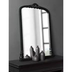 Specchio ad arco Barberry di Kate & Laurel All Things Decor, 71x89 cm, in MDF nero