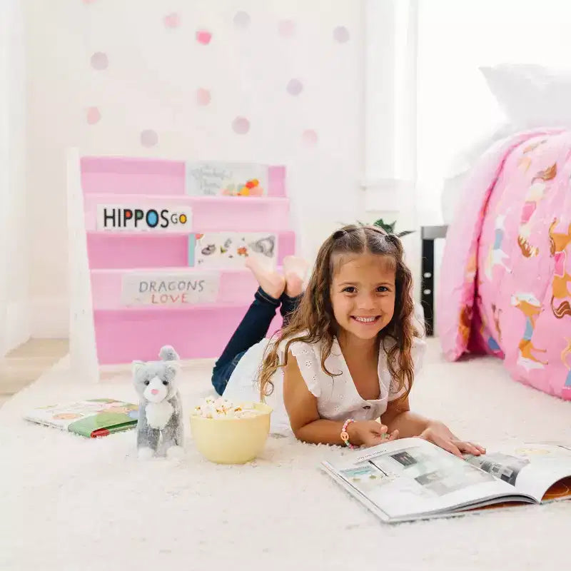 WildKin, Scaffale portagiochi originale in pelle vegana per bambini, legno bianco con rosa chiaro/rosa scuro: libreria in MDF a 4 ripiani, età 3-10 anni