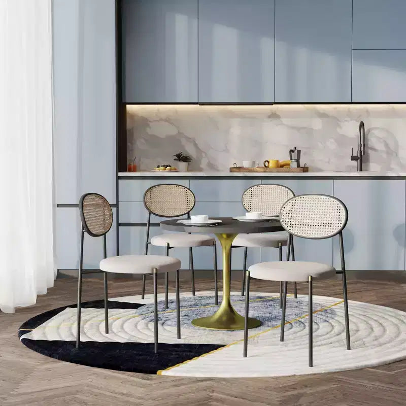 Set da pranzo LeisureMod 5 pezzi - Tavolo da pranzo rotondo da 36" con ripiano in MDF nero e base dorata, 4 sedie da pranzo in velluto con gambe in acciaio nero
