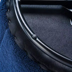 Poltrona Girevole Accent con Rivestimento in Velluto, Design a Botte, Anello in Metallo Verniciato a Polvere Nero, Blu