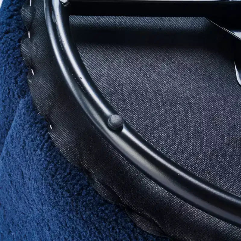 Poltrona Girevole Accent con Rivestimento in Velluto, Design a Botte, Anello in Metallo Verniciato a Polvere Nero, Blu
