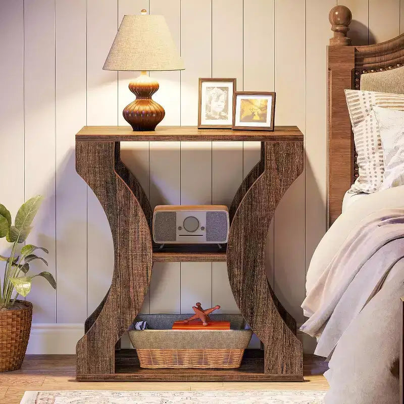 Tavolino finale Lantine 24 Farmhouse, tavolino stretto a 3 ripiani con mensole portaoggetti, comodino in legno stile industriale per soggiorno, camera da letto