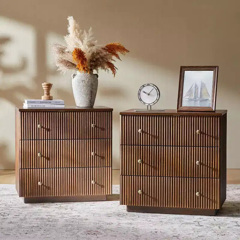 Comodino moderno Sara a 3 cassetti con stazione di ricarica integrata, set da 2 | ART OF LIVING DESIGNS-CILIEGIO