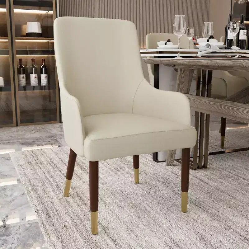 LeisureMod Viva Sedia da Pranzo con Braccioli in Pelle con Gambe in Legno con Accenti Dorati per Cucine e Case Moderne