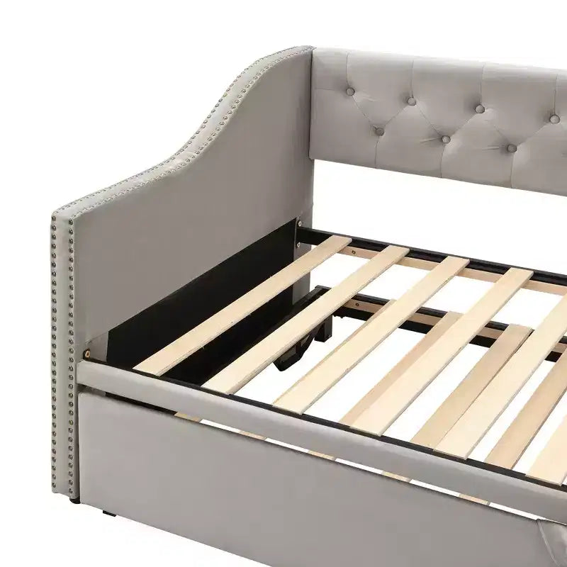 Letti a giorno Okak in formato singolo con rotelle estraibili, divano letto imbottito con schienale per soggiorno, camera da letto e camera degli ospiti