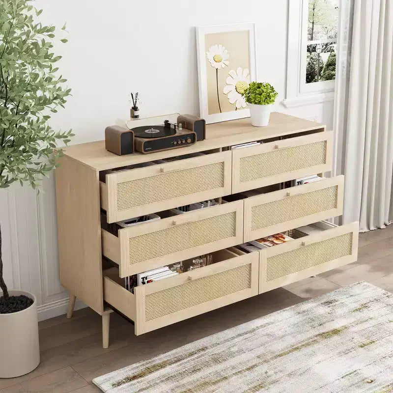 Cassettiera moderna Okak in rattan per camera da letto con 6 ampi cassetti e maniglie in legno, comò organizer per armadio contenitore per soggiorno, corridoio, ingresso