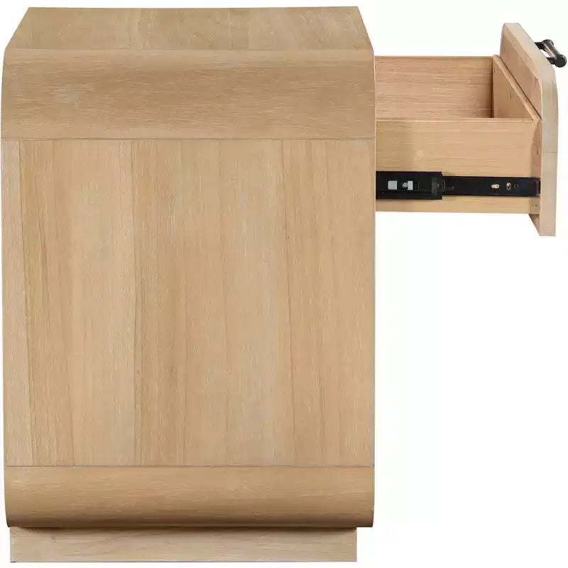 Meridian Furniture, Comodino Windsor in legno di gomma naturale