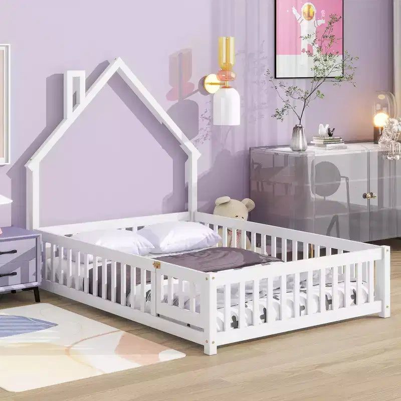 MAYEERTY Letto a pavimento con testiera a forma di casa e recinzione, bianco