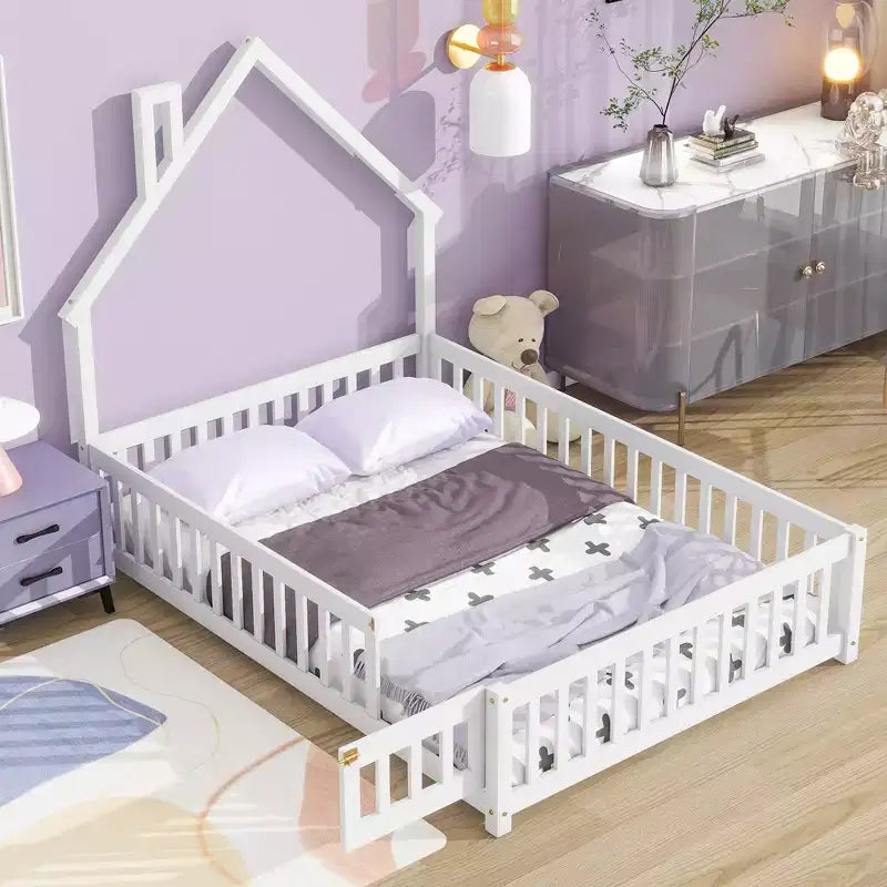 MAYEERTY Letto a pavimento con testiera a forma di casa e recinzione, bianco