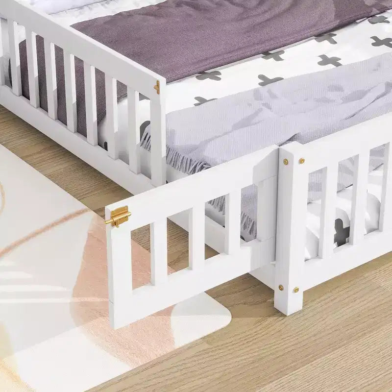 MAYEERTY Letto a pavimento con testiera a forma di casa e recinzione, bianco