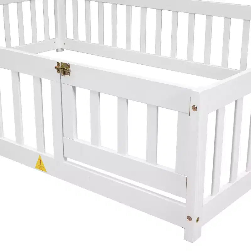 MAYEERTY Letto a pavimento con testiera a forma di casa e recinzione, bianco