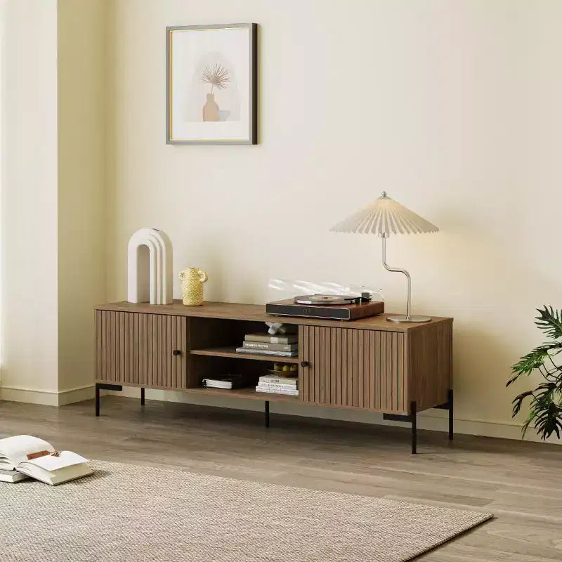 Tree city - Mobile TV in legno di sandalo dorato largo 152 cm, adatto a TV da 45-75 pollici, Consolle multimediale moderna con armadietti e ante a persiana per soggiorno