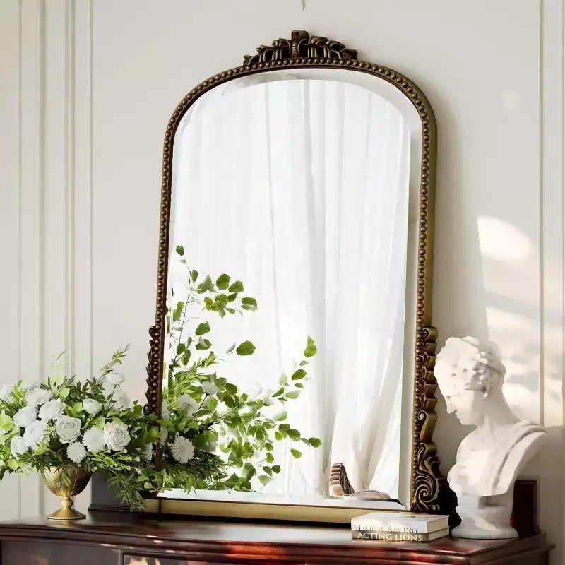Specchio da parete 40x28, Specchio ad arco con perline e cornice in metallo, Specchio decorativo da bagno per ingresso, camera da letto o soggiorno