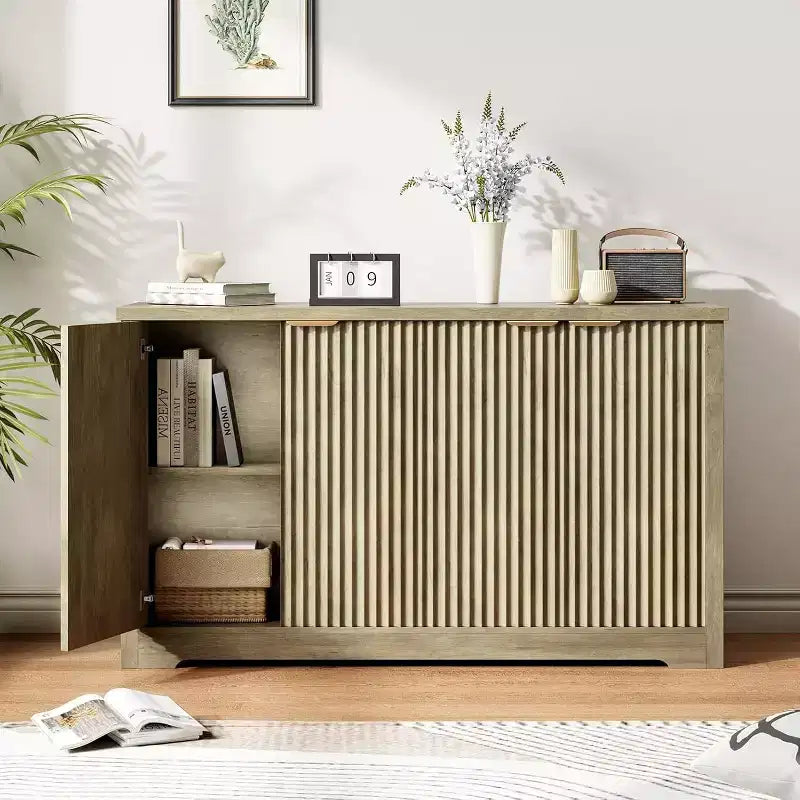 Credenza moderna in legno scanalato con 4 ante e ripiano regolabile, piano spazioso, versatile buffet e console per il caffè per la sala da pranzo