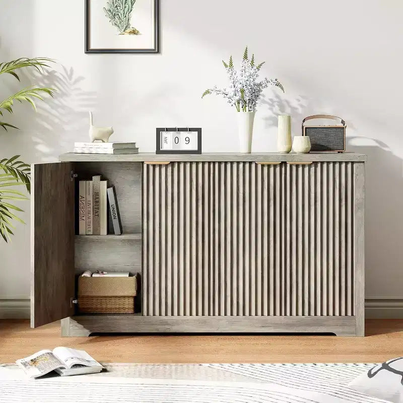 Credenza moderna in legno scanalato con 4 ante e ripiano regolabile, piano spazioso, versatile buffet e console per il caffè per la sala da pranzo