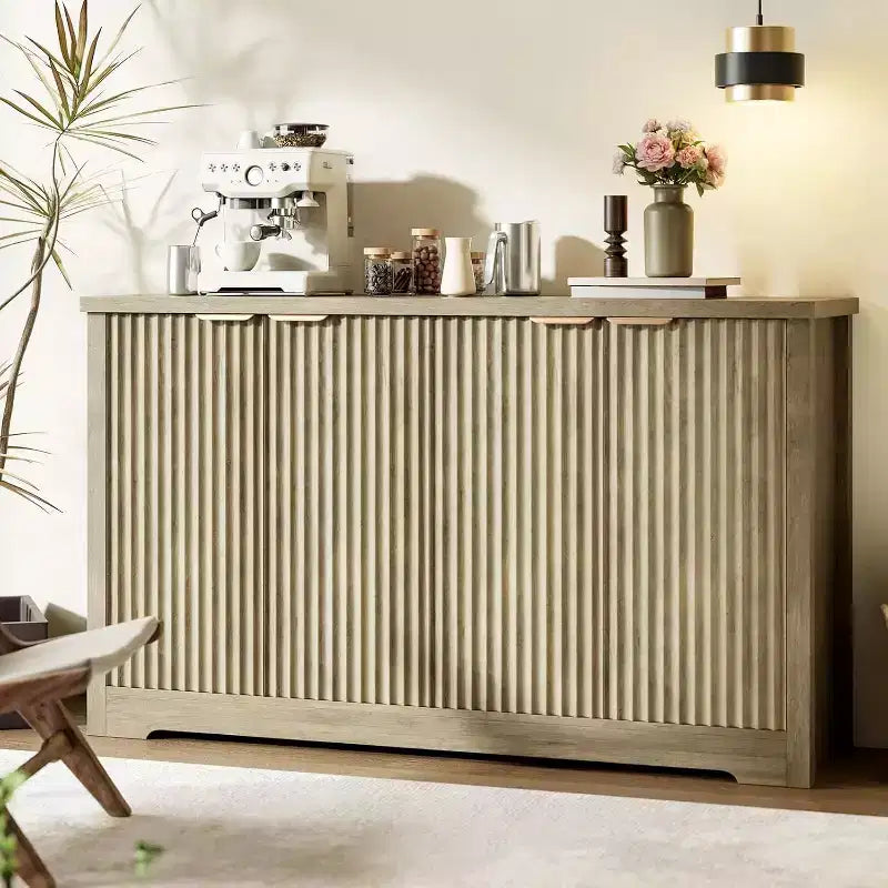 Credenza moderna in legno scanalato con 4 ante e ripiano regolabile, piano spazioso, versatile buffet e console per il caffè per la sala da pranzo