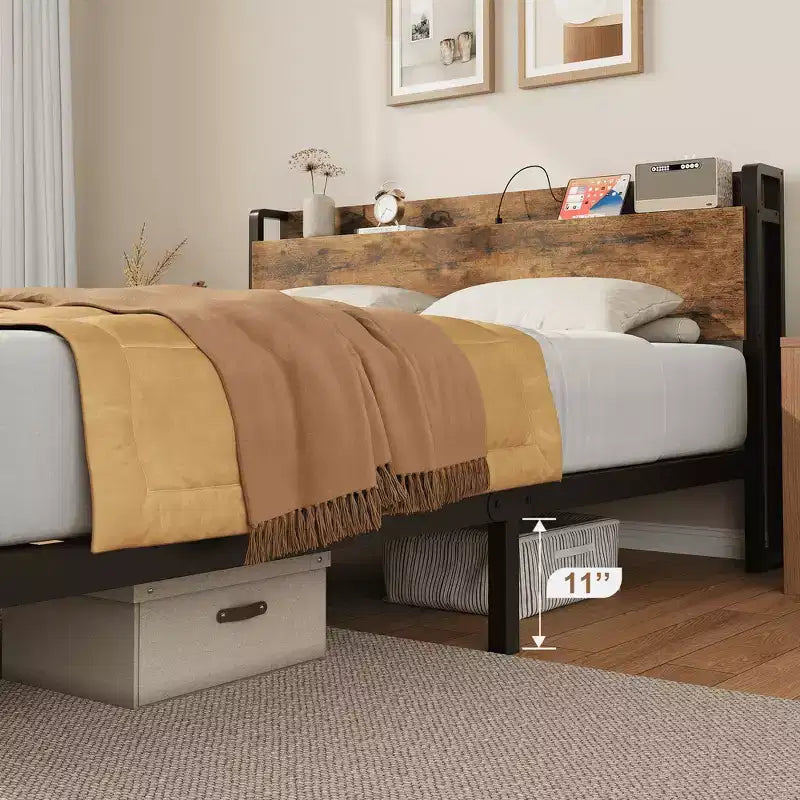 Struttura letto matrimoniale in stile industriale rusticoStruttura letto a piattaforma in metallo resistente con testiera in legnoStruttura letto matrimoniale per camera da letto