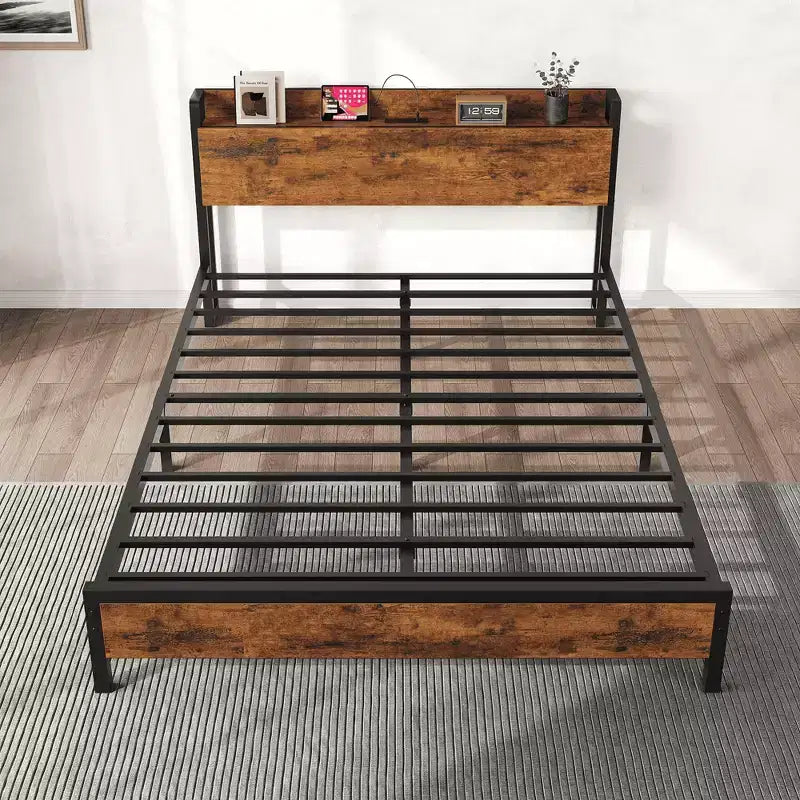 Struttura letto matrimoniale in stile industriale rusticoStruttura letto a piattaforma in metallo resistente con testiera in legnoStruttura letto matrimoniale per camera da letto