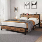 Struttura letto matrimoniale in stile industriale rusticoStruttura letto a piattaforma in metallo resistente con testiera in legnoStruttura letto matrimoniale per camera da letto