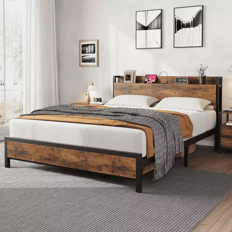 Struttura letto matrimoniale in stile industriale rusticoStruttura letto a piattaforma in metallo resistente con testiera in legnoStruttura letto matrimoniale per camera da letto