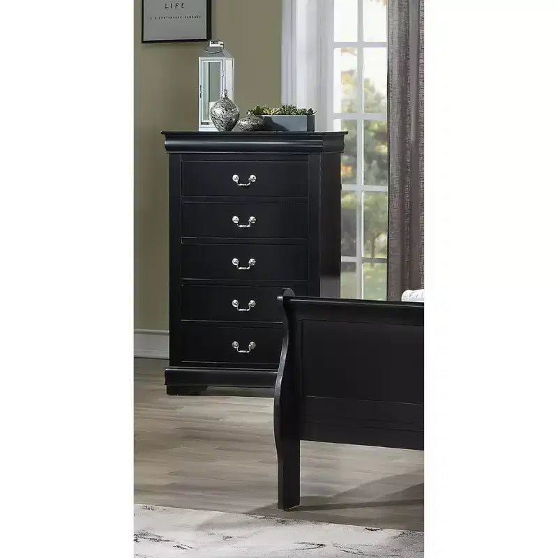 Cassettiera comodino a 5 cassetti Okak Contemporary in legno massello, contenitore per camera da letto con eleganti finiture in ottone, montaggio semplice