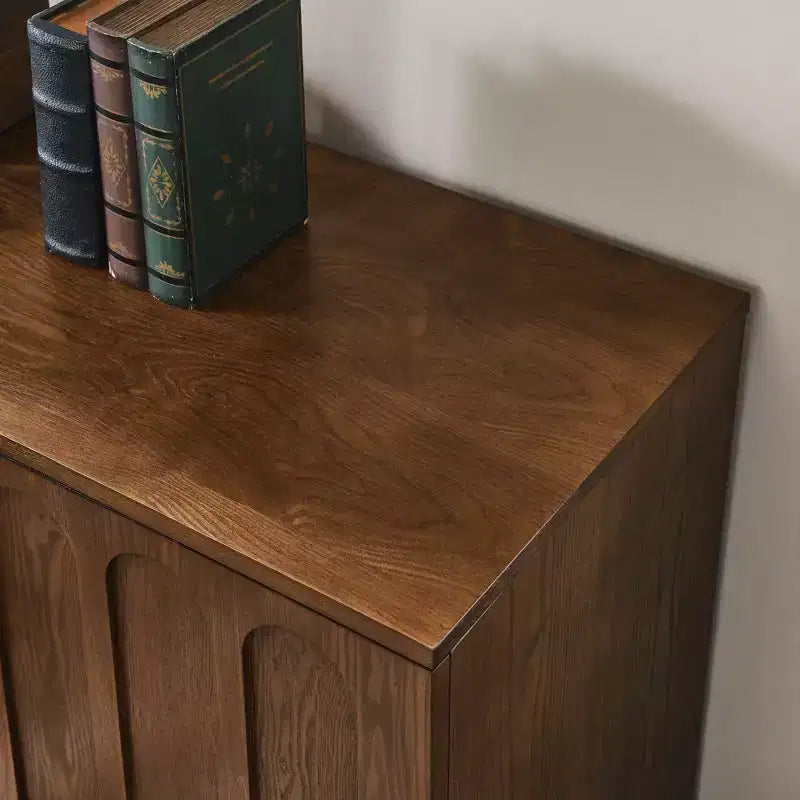 Mobile Credenza Mid-Century Modern Okak con Scanalature e Ripiani Regolabili, Credenza Bar in Legno Massello per Cucina, Sala da Pranzo/Soggiorno