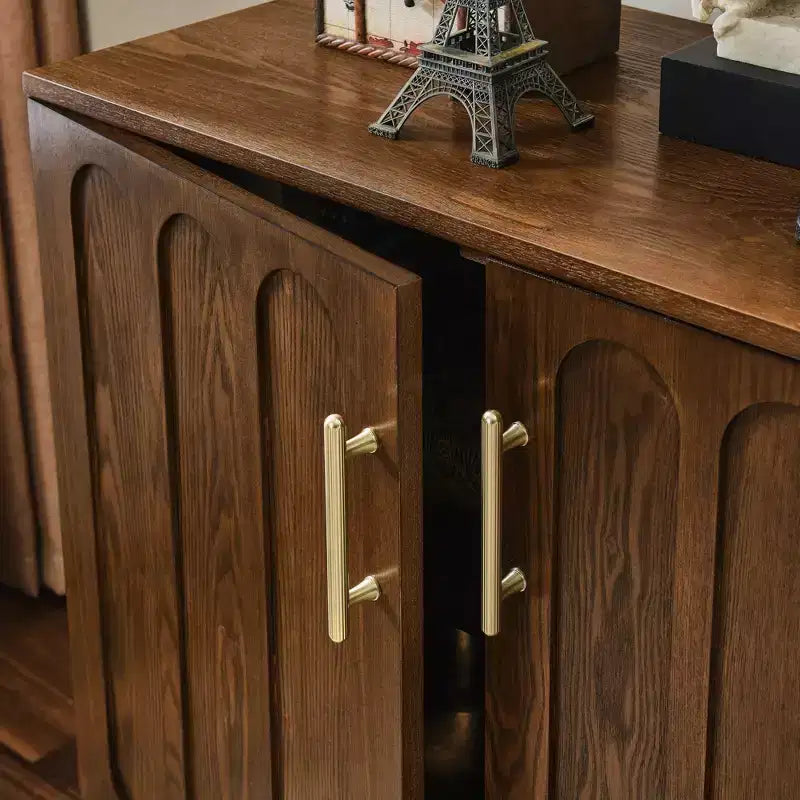 Mobile Credenza Mid-Century Modern Okak con Scanalature e Ripiani Regolabili, Credenza Bar in Legno Massello per Cucina, Sala da Pranzo/Soggiorno