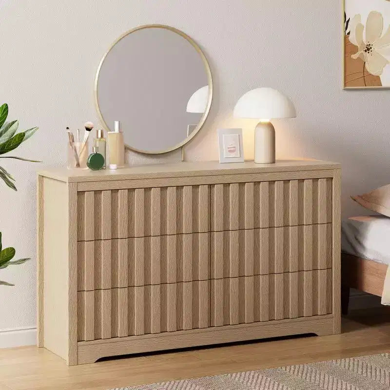Cassettiera scanalata per camera da letto con 6 cassetti, comò moderno largo 137 cm con profilo curvo, organizer per cassetti in rovere naturale