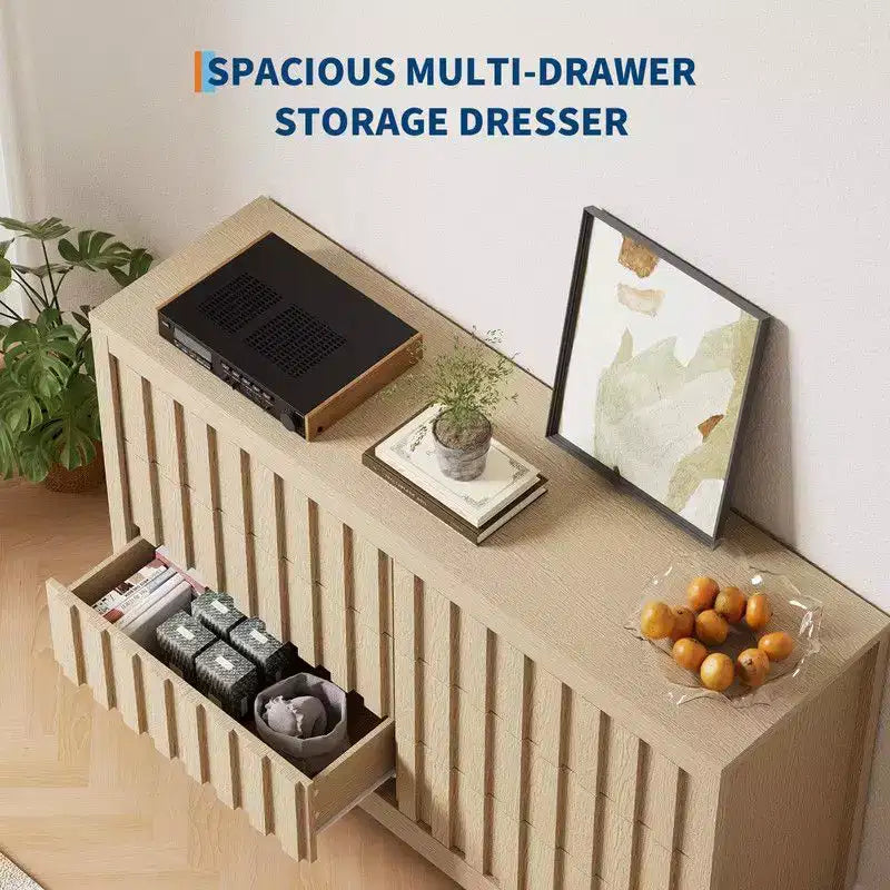 Cassettiera scanalata per camera da letto con 6 cassetti, comò moderno largo 137 cm con profilo curvo, organizer per cassetti in rovere naturale