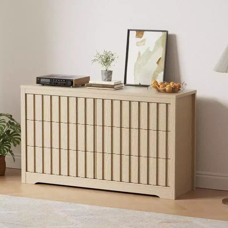 Cassettiera scanalata per camera da letto con 6 cassetti, comò moderno largo 137 cm con profilo curvo, organizer per cassetti in rovere naturale