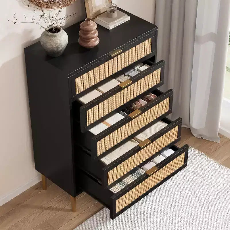 44 Comò in Rattan a 5 Cassetti - Cassettiera Boho Moderna con Dettagli Dorati per Camera da Letto e Soggiorno