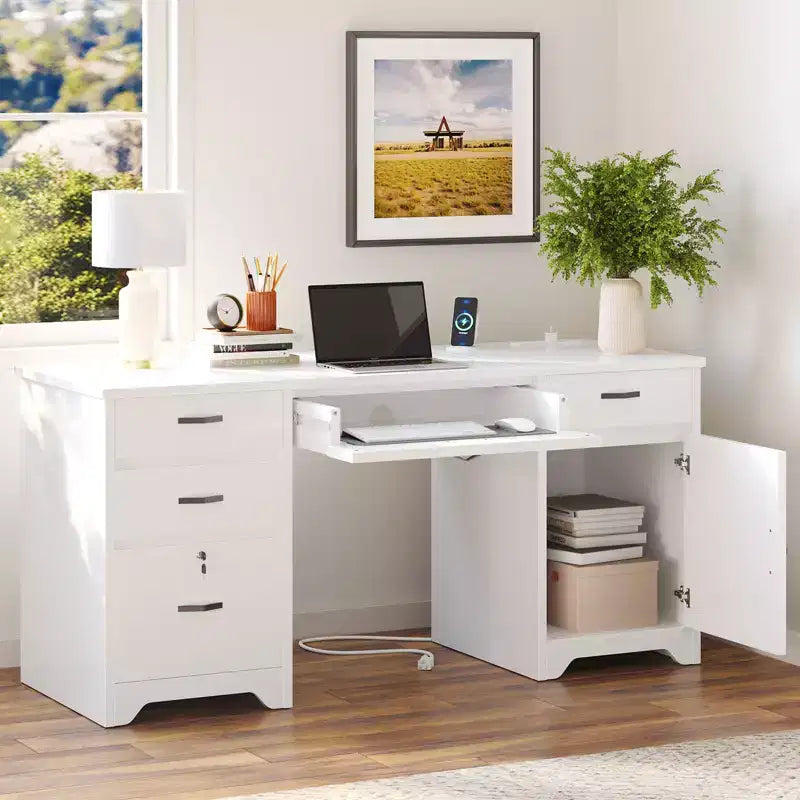 Bestier Scrivania da ufficio da 150 cm con stazione di ricarica e vassoio per tastiera, scrivania direzionale moderna per computer con cassetti e armadietti per studio e camera da letto