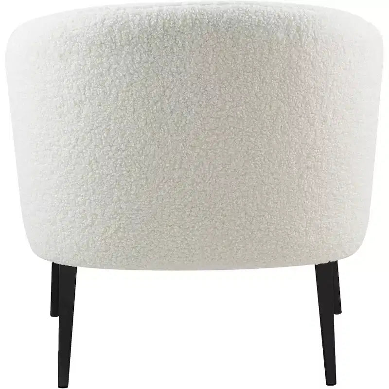 Meridian Furniture, poltrona Barlow in finta pelliccia di pecora bianca