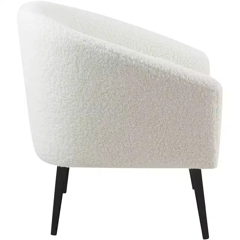 Meridian Furniture, poltrona Barlow in finta pelliccia di pecora bianca