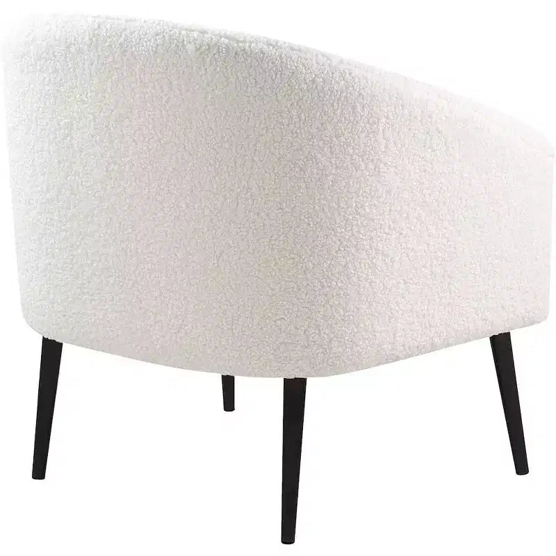 Meridian Furniture, poltrona Barlow in finta pelliccia di pecora bianca