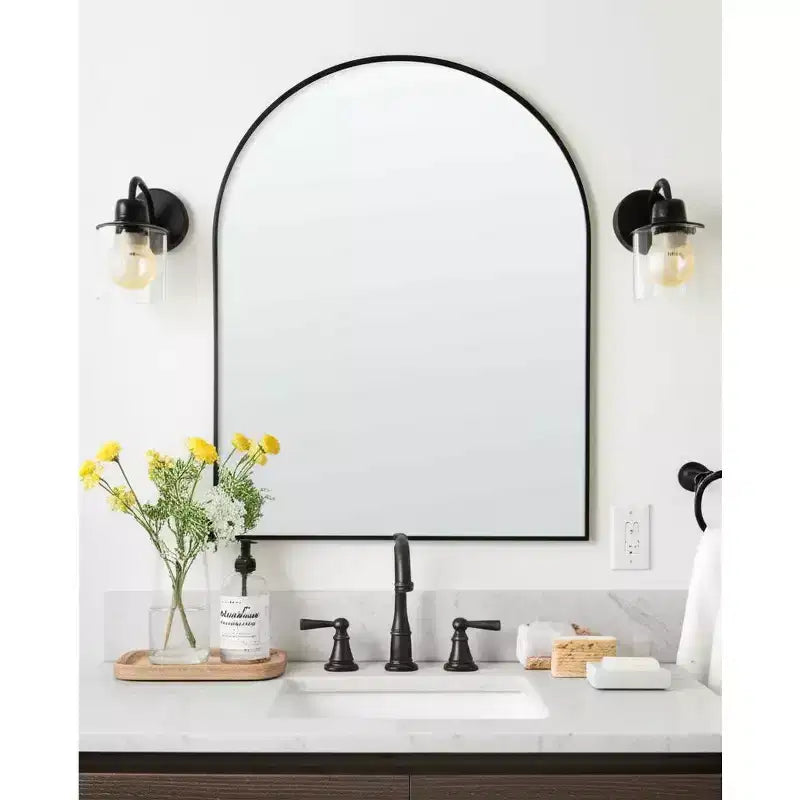 Specchio da bagno HomeRoots 39 con cornice ad arco in metallo nero