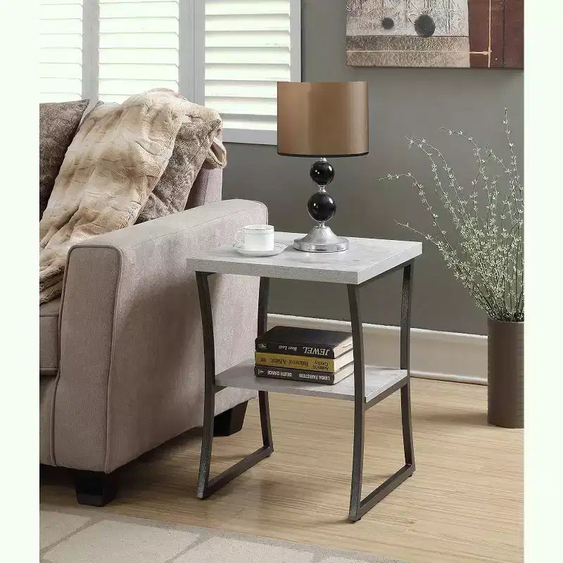 Tavolino da divano contemporaneo HomeStock Belmont con struttura in metallo verniciato a polvere, robusto ripiano inferiore e look moderno minimalista ed elegante