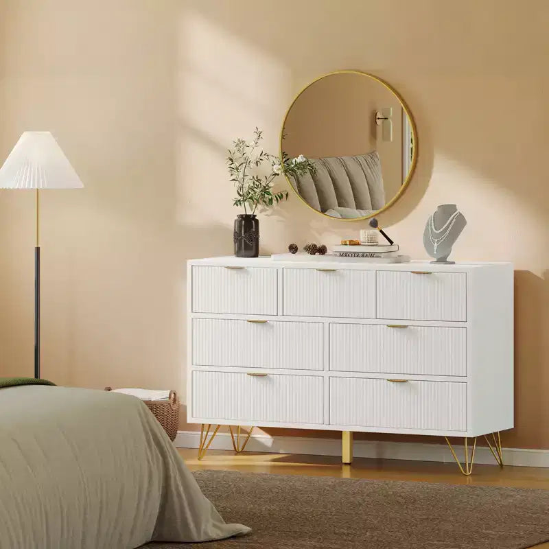 Comò moderno per camera da letto, Comò a 7 cassetti, Comò bianco, Cassettiera in legno con gambe e maniglie in metallo dorato, Tavolo stretto da ingresso/Mobile TV