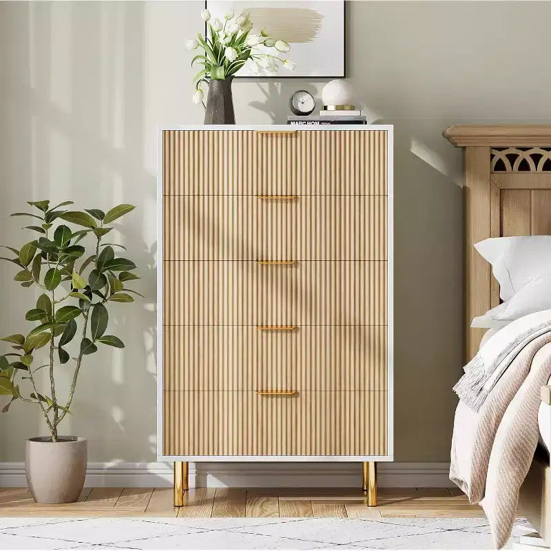 COZONY Cassettiera a 5 cassetti – Mobile alto moderno da 48 pollici con maniglie in metallo dorato, pannelli in legno scanalato, dispositivo antiribaltamento per camera da letto, soggiorno, corridoio