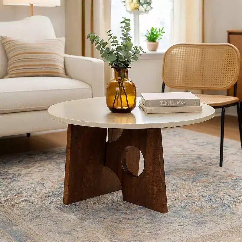 Tavolino da caffè Royal Hampton, piano tondo in marmo naturale da 27, base scultorea in legno di mango