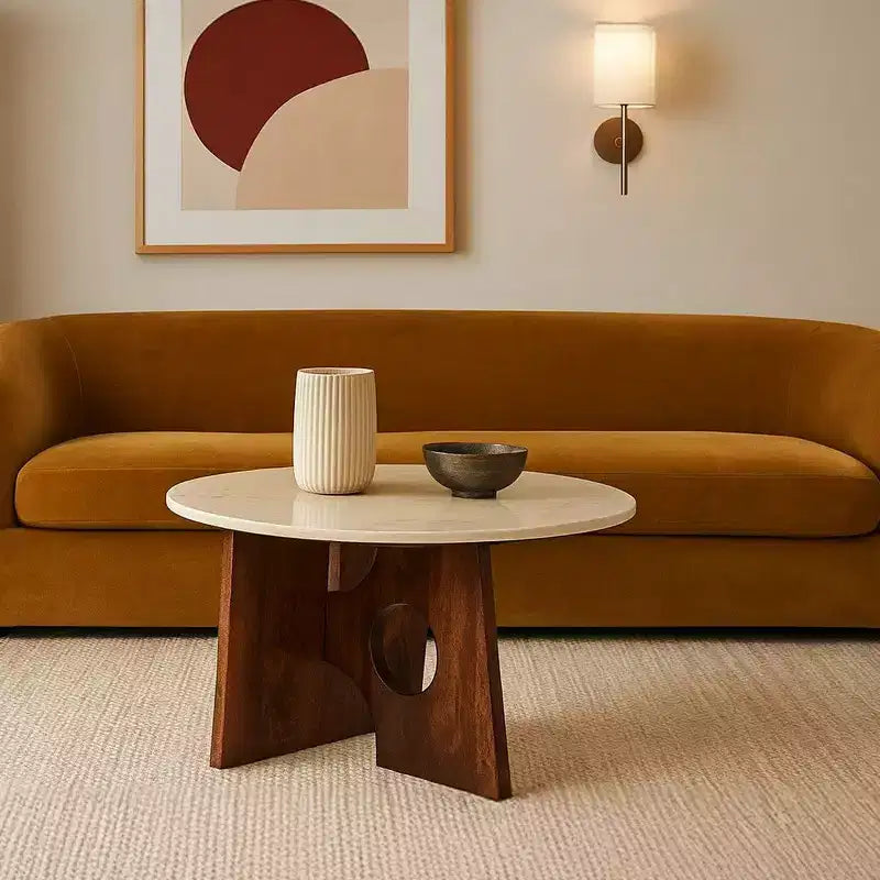 Tavolino da caffè Royal Hampton, piano tondo in marmo naturale da 27, base scultorea in legno di mango