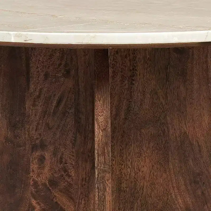 Tavolino da caffè Royal Hampton, piano tondo in marmo naturale da 27, base scultorea in legno di mango