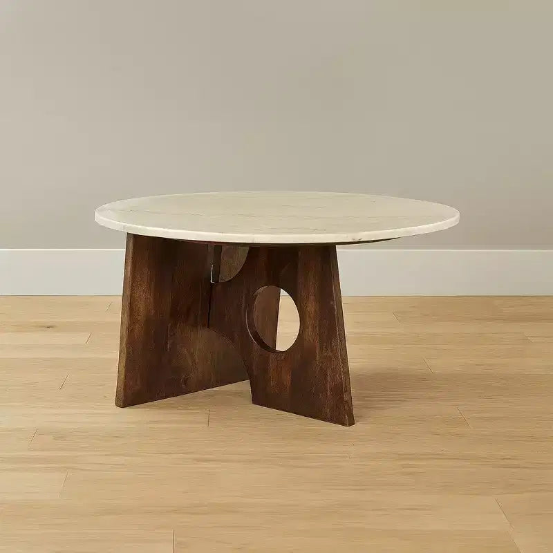 Tavolino da caffè Royal Hampton, piano tondo in marmo naturale da 27, base scultorea in legno di mango