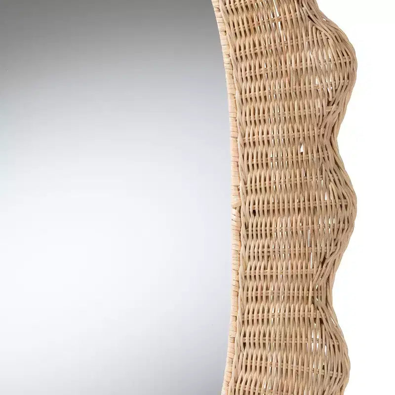 bali & pari Specchio da parete Makoto in rattan naturale con bordo smerlato