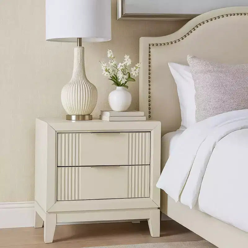 Comodino Royal Hampton, 2 cassetti, legno massello con finitura bianco antico, 27 pollici
