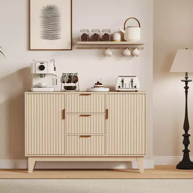 CuisinSmart 47,2 Credenza Moderna con Scanalature, Armadietto Contenitore in Legno con 3 Cassetti, 2 Ante e Ripiani Regolabili per Soggiorno Cucina